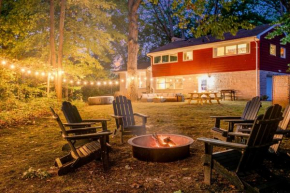 Unique! Retro 1950's wooded retreat near Indiana Dunes National Park